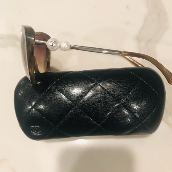 Chanel pearled butterfly sunglasses 🕶🕶🕶🕶 - Picture 5 of 7